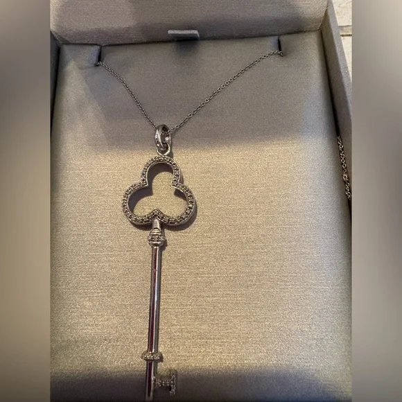 Silver Key Pendant Necklace - Picture 1 of 2